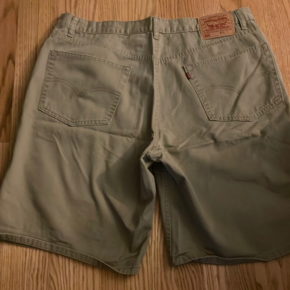 Levi’s 550 khaki colored shorts